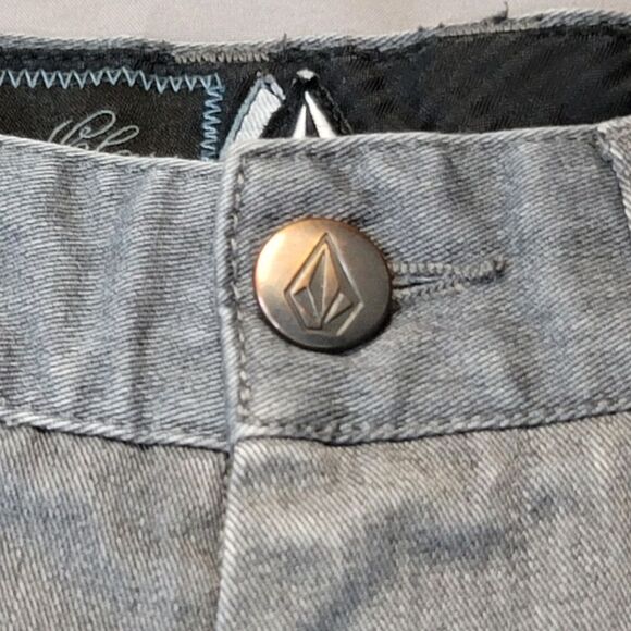 Early 2010s Volcom youth grey casual shorts - size 24/8 - Picture 2 of 10